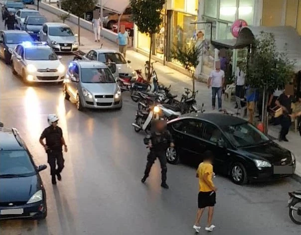 Σκηνές χάους: Η στιγμή της επίθεσης με μαχαίρι σε αστυνομικούς στη Καλαμάτα – Βίντεο-ντοκουμέντο με τον αιμόφυρτο ένστολο μαχητή